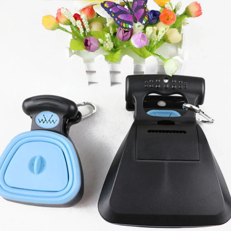 Pooper scoopers with carabiner clips
